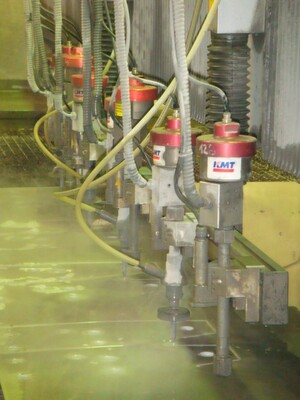 Mehrkopfanlagen schneiden aus einer einerAluminiumplatte parallel Formen aus. Der Austausch einer Düse bedeutet Materialeinbußen Verluste in der Gesamtproduktion.