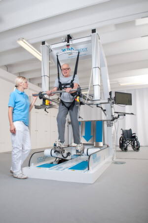 Der Gangroboter „G-EO-System“ passt sich nicht nur an die Bedürfnisse des Patienten an - er entlastet auch den Physiotherapeuten bei seinem körperlichen Einsatz