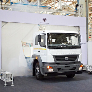 Die Serienproduktion der BharatBenz Lkw hat planmäßig in Indien begonnen. Den Anfang macht ein schwerer Lkw mit 25 Tonnen zulässigem Gesamtgewicht und 230 PS. Die Serienproduktion der BharatBenz Lkw hat planmäßig in Indien begonnen. Den Anfang macht ein schwerer Lkw mit 25 Tonnen zulässigem Gesamtgewicht und 230 PS.