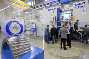 Premiere für die Titan 1200 G, die mit automatischem Werkzeugwechsler für deutliche Produktivitätssteigerungen beim Profilschleifen sorge.