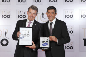 Top-100-Mentor Ranga Yogeshwar (rechts) überreicht die Auszeichnung für innovative Mittelständler an Christoph Ludin, Mitglied der Geschäftsleitung bei Simon Hegele.