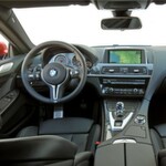 Das serienmäßige Bediensystem iDrive umfasst einen Controller auf der Mittelkonsole, Direktwahl- und Favoritentasten. In Verbindung mit dem optionalen Navigationssystem Professional gehört eine 10,2 Zoll große, mit einem galvanisierten Chromrahmen eingefasste Ausführung des Control Displays zum Ausstattungsumfang.