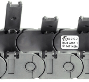 Les chaînes porte-câbles ESD/ATEX d’igus sont reconnaissables à leur étiquette de contrôle et à leur couleur grise (semblable à RAL7015, gris ardoise) afin d’éviter toute confusion avec celles en matériaux standard. Leur matériau spécial igumid ESD et leur conception optimisée garantissent une conductivité durable «sans entretien».