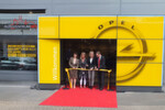 Offiziell übernahmen das (v.l.): Opel-Vertriebschefin Imelda Labbé, Geschäftsführerin Ina Gerresheim, Kölns Bürgermeisterin Elfie Scho-Antwerpes und Geschäftführer Markus Hamacher.