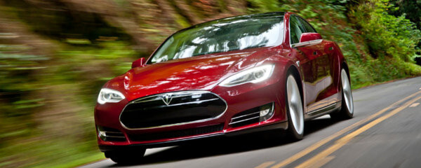 Tesla Motors hat die ersten Model S an seine Kundne ausgeliefert. Die Premium-Limousine fährt rein elektrisch. Mit der größten derzeit angebotenen Batterie soll eine Reichweite von bis zu 480 Kilometern möglich sein.