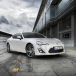 Es gibt keine zweite Chance für einen ersten Eindruck. Der GT86 fällt da optisch positiv auf. Bei Abmessungen von 4.240 Millimetern Länge und 1.775 Millimetern Breite sowie einer Höhe von nur 1.285 Millimetern wirkt er vor allem kompakt. Zusätzlich soll ein tiefer Schwerpunkt für eine sportliche Abstimmung sorgen.