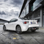 Auch von hinten ist der GT86 betont sportlich. Der Heckspoiler soll die Querstabilität erhöhen. Mit dem hochgezogenen hinteren Diffusor wollen die Toyota-Ingenieure vor allem die Aerodynamik optimieren. Abgerundet wird die Heckpartie durch den verchromten Doppelrohrauspuff, bei dem die Entwickler die Zahl 86 nochmals aufgegriffen haben. Der Innendurchmesser der Endrohre beträgt nämlich genau 86 Millimeter.
