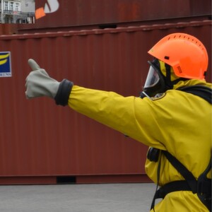 Working together gets the job done: under the ICE programme, public fire brigades and private specialists cooperate on accidents with hazardous goods.