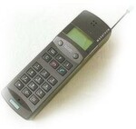 Im Jahr 1992 brachte Siemens mit dem S1 sein erstes GSM-Handy auf den Markt. Zum Zeitpunkt seines Erscheinens war das S1 eine wahre Sensation, was vor allem an den Maßen lag. Neben 382 Gramm brachte das Gerät Abmessungen von 190x57x34 Millimeter mit. Dazu gab es ein vierzeiliges Display.