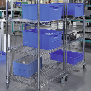 Die Rollwagen aus der Kombix-Serie von LKE gewährleisten ein flexibles und ergonomisches Arbeiten in der Produktion.