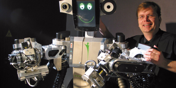 Matthias Krinke, Geschäftsführer der Pi4 Robotics GmbH, mit dem humanoiden workerbot: „Die zweiarmigen Roboter werden die Zukunft bestimmen.” Matthias Krinke, Geschäftsführer der Pi4 Robotics GmbH, mit dem humanoiden workerbot: „Die zweiarmigen Roboter werden die Zukunft bestimmen.”
