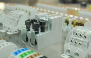 Mit dem Verteilerblock hat Leipold eine maßgeschneiderte Lösung zur Energieverteilung mit Kupfer- und Aluminiumleitern bis 500 mm2 entwickelt. Mit dem Verteilerblock hat Leipold eine maßgeschneiderte Lösung zur Energieverteilung mit Kupfer- und Aluminiumleitern bis 500 mm2 entwickelt.
