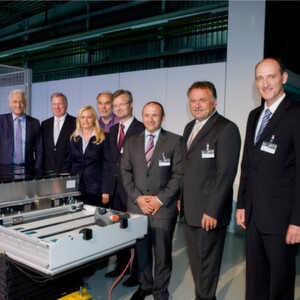Bundesverkehrsminister Peter Ramsauer zusammen mit den Verantwortlichen von BMW bei der symbolischen Inbetriebnahme der Montagelinie für Hochvoltspeicher im BMW Werk Dingolfing.
