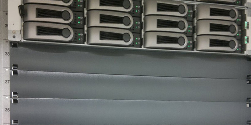 Die Quickfix-Rackblenden verfügen an den beiden seitlichen Abschlüssen bereits über fest integrierte Befestigungsclips. Die Quickfix-Rackblenden verfügen an den beiden seitlichen Abschlüssen bereits über fest integrierte Befestigungsclips.
