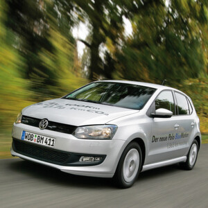 Nur 2,9 Liter Diesel auf 100 Kilometer: Das ist das Ergebnis einer Verbrauchsfahrt mit dem Polo BlueMotion. Die Durchschnittsgeschwindigkeit betrug 84 km/h - Sparen hatte demnach nichts mit "Schleichen" zu tun. Nur 2,9 Liter Diesel auf 100 Kilometer: Das ist das Ergebnis einer Verbrauchsfahrt mit dem Polo BlueMotion. Die Durchschnittsgeschwindigkeit betrug 84 km/h - Sparen hatte demnach nichts mit "Schleichen" zu tun.