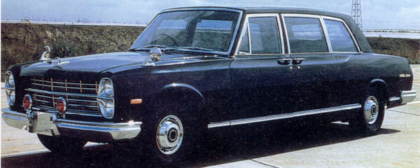 „Nicht pompös, sondern schlicht und dennoch staatstragend“ sollte der Nissan Prince Royal nach den Forderungen des japanischen Hofs sein. Das Ergebnis war 6,16 Meter lang, 2,10 Meter breit und wog beladen über vier Tonnen.