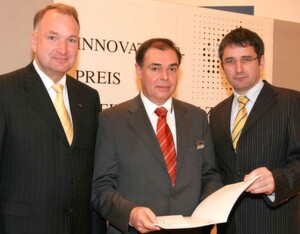 Eingerahmt von Wirtschaftsminister Hendrik Hering (rechts) sowie IHK Hauptgeschäftsführer Hans-Jürgen Podzun nimmt Geschäftsführer Senator h.c. Michael Szczesny den diesjährigen „Innovationspreis Rheinland-Pfalz“ stellvertretend für sein Unternehmen, der Ideenschmiede aus dem Westerwald, entgegen. Bild: IHK Koblenz