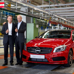 Am 16. Juli lief im Mercedes-Benz-Werk Rastatt die erste neue A-Klasse vom Band. Für Dr. Dieter Zetsche, Vorsitzender des Vorstands der Daimler AG und Leiter Mercedes-Benz Cars (rechts), steht sie für „unseren Angriff im Kompaktsegment“. Im Bild links: Dr. Wolfgang Bernhard, Vorstandsmitglied der Daimler AG, Produktion und Einkauf Mercedes-Benz Cars & Mercedes-Benz Vans.