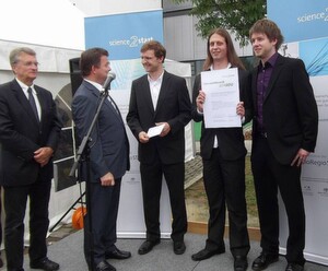 Über den 1. Preis des Ideenwettbewerbs „Science2Start“ freuen sich Gorden Steve Link, Tobias Ensslen und Massimo Kubon von der Arbeitsgruppe BioMEMS & Sensorik am NMI. Überreicht wurde die Urkunde von Prof. Dr. Claus D. Claussen, Vorstandsvorsitzender des Vereins zur Förderung der Biotechnologie und Medizintechnik e.V. und Christian O. Erbe, Präsident der IHK Reutlingen und geschäftsführender Gesellschafter der Erbe Elektromedizin GmbH Über den 1. Preis des Ideenwettbewerbs „Science2Start“ freuen sich Gorden Steve Link, Tobias Ensslen und Massimo Kubon von der Arbeitsgruppe BioMEMS & Sensorik am NMI. Überreicht wurde die Urkunde von Prof. Dr. Claus D. Claussen, Vorstandsvorsitzender des Vereins zur Förderung der Biotechnologie und Medizintechnik e.V. und Christian O. Erbe, Präsident der IHK Reutlingen und geschäftsführender Gesellschafter der Erbe Elektromedizin GmbH