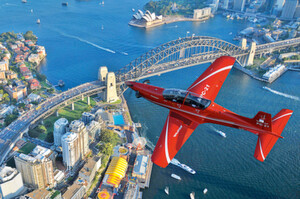 Die PC-21 über der Sydney Harbor Bridge