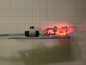 Bild 2a: Ansicht der sich in Betrieb befindlichen Rauschquelle (gestrichelter Rahmen in Bild 1), zu sehen ist das rote Licht der LED, die die Photodiode bestrahlt Bild 2a: Ansicht der sich in Betrieb befindlichen Rauschquelle (gestrichelter Rahmen in Bild 1), zu sehen ist das rote Licht der LED, die die Photodiode bestrahlt