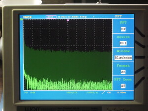 Bild 3: Der deutliche Anstieg des Rauschens unterhalb von etwa 10 kHz wird vom Funkelrauschen der LED-Lichtintensität verursacht (0 bis 50 KHz, 10 dB je div. , FFT) Bild 3: Der deutliche Anstieg des Rauschens unterhalb von etwa 10 kHz wird vom Funkelrauschen der LED-Lichtintensität verursacht (0 bis 50 KHz, 10 dB je div. , FFT)