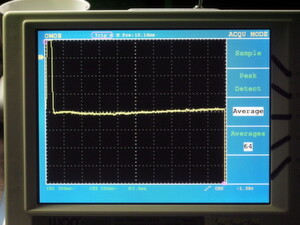 Bild 5: Hier liegt weißes Rauschen mit nahezu ebenem Frequenzgang vor (0 bis 20 MHz, 4 dB je div., Analyzer) Bild 5: Hier liegt weißes Rauschen mit nahezu ebenem Frequenzgang vor (0 bis 20 MHz, 4 dB je div., Analyzer)