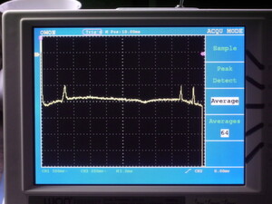 Bild 6: Auch bis ca. 200 MHz liegen die Abweichungen unterhalb von +/-1 dB. Die Peaks bei 28 MHz, 170 MHz und 185 MHz kommen durch externe Einstreuungen in den Messaufbau zustande (0 bis 200 MHz, 4 dB je div., Analyzer) Bild 6: Auch bis ca. 200 MHz liegen die Abweichungen unterhalb von +/-1 dB. Die Peaks bei 28 MHz, 170 MHz und 185 MHz kommen durch externe Einstreuungen in den Messaufbau zustande (0 bis 200 MHz, 4 dB je div., Analyzer)