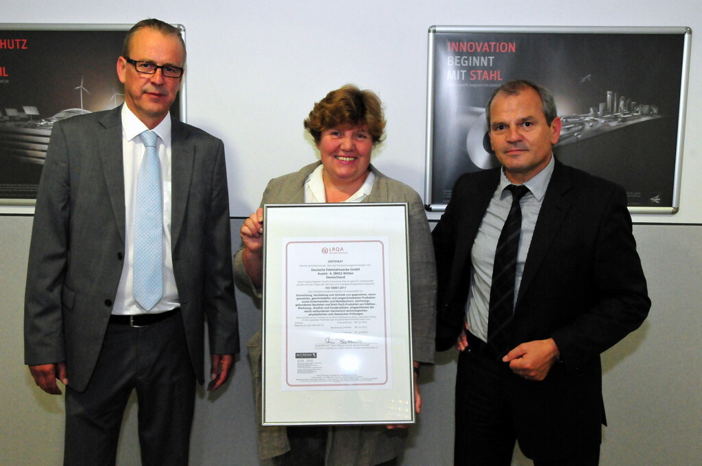 Mit der Zertifikatsübergabe wurde das Energiemanagement nach ISO 50001:2011 bei den Deutschen Edelstahlwerken bestätigt.