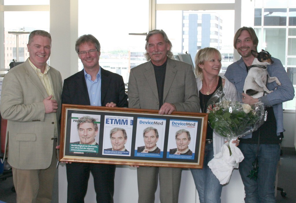 Über die erfolgreiche Integration in das Portfolio von Vogel Business Media freuen sich (v.l.n.r.): Group-Publisher „MM“ Ken Fouhy, Vogel-CEO Stefan Rühling sowie „Devicemed“-Gründer Douglas Sellers mit Familie