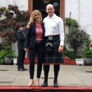 Acmeo-Vertriebsleiterin Isabelle von Künßberg und Alistair Forbes, General Manager von GFI Max – letzterer in traditioneller Kluft.