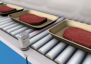 Ohne Reflektor: Detektieren der Anwesenheit von Trays in der Fleischverpackung.
