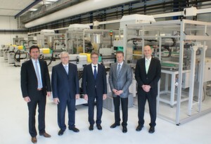 Bild 1: Über die Inbetriebnahme der neuen Spritzgießmaschinen freuen sich v.l. Arburg-Gebietsverkaufsleiter Thomas Knop, Georg Arras, stellvertretender Technischer Leiter bei Riegler, Herbert Kraibühler, Geschäftsführer Technik bei Arburg, Marcus Wirthwein aus dem Technikvorstand der Wirthwein AG und Thorsten Hassenzahl, Technischer Leiter bei Riegler Bild 1: Über die Inbetriebnahme der neuen Spritzgießmaschinen freuen sich v.l. Arburg-Gebietsverkaufsleiter Thomas Knop, Georg Arras, stellvertretender Technischer Leiter bei Riegler, Herbert Kraibühler, Geschäftsführer Technik bei Arburg, Marcus Wirthwein aus dem Technikvorstand der Wirthwein AG und Thorsten Hassenzahl, Technischer Leiter bei Riegler
