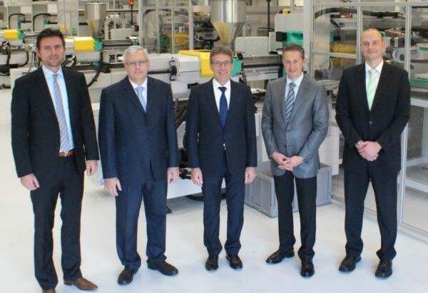 Bild 1: Über die Inbetriebnahme der neuen Spritzgießmaschinen freuen sich v.l. Arburg-Gebietsverkaufsleiter Thomas Knop, Georg Arras, stellvertretender Technischer Leiter bei Riegler, Herbert Kraibühler, Geschäftsführer Technik bei Arburg, Marcus Wirthwein aus dem Technikvorstand der Wirthwein AG und Thorsten Hassenzahl, Technischer Leiter bei Riegler Bild 1: Über die Inbetriebnahme der neuen Spritzgießmaschinen freuen sich v.l. Arburg-Gebietsverkaufsleiter Thomas Knop, Georg Arras, stellvertretender Technischer Leiter bei Riegler, Herbert Kraibühler, Geschäftsführer Technik bei Arburg, Marcus Wirthwein aus dem Technikvorstand der Wirthwein AG und Thorsten Hassenzahl, Technischer Leiter bei Riegler