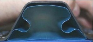 Der Schlauch im Innern des Omega-Stringers sorgt dafür, dass der Autoklavdruck beim Aushärten der CFK-Rumpfhaut auf den vom Profil überdeckte Hautbereich kommt. Der Schlauch im Innern des Omega-Stringers sorgt dafür, dass der Autoklavdruck beim Aushärten der CFK-Rumpfhaut auf den vom Profil überdeckte Hautbereich kommt.