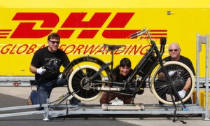 Das älteste Serienmotorrad der Welt wird für den USA-Transport versandfertig gemacht (v.l.): Mike Kron und Edith Stöcklein (beide Classic Bike Mike) sowie Michael Behrens (DHL).