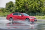Der Lexus GS F Sport auf dem ADAC-Testgelände in Grevenbroich – hier beim Nass-Handling-Test.