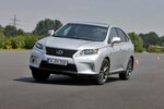 Lexus RX in der F-Sport-Variante. Das SUV verfügt über ein Hochleistungs-Querdämpfersystem, das Karosserievibrationen unterdrückt und für ein präziseres Eigenlenkverhalten sorgt.