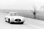 „Sehr geehrte Schriftleitung! Der neue Mercedes-Benz Sportwagen Typ 300 SL (Super-Leicht) wird in dieser Woche erstmalig Versuchsfahrten in der Öffentlichkeit durchführen.