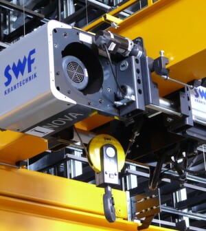 Elektroseilzug Nova in kurzer Bauart mit frequenzgesteuertem Hubmotor.