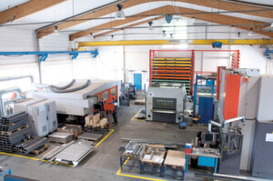 Bereich der Blechbearbeitung bei Bartholet mit der Laserschneidanlage Bystar 4025 (links) und der Abkantpresse Xpert 320 (rechts), beide von Bystronic.