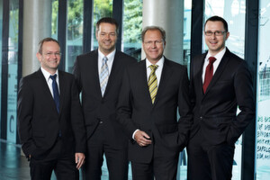 Knapp-Management mit neuem Aufsichtsratsmitglied Eduard Wünscher (v.l.): Gerald Hofer (CEO), Franz Mathi (COO), Eduard Wünscher (Aufsichtsrat) und Christian Grabner (CFO). Knapp-Management mit neuem Aufsichtsratsmitglied Eduard Wünscher (v.l.): Gerald Hofer (CEO), Franz Mathi (COO), Eduard Wünscher (Aufsichtsrat) und Christian Grabner (CFO).