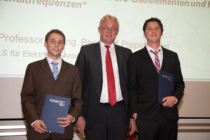 Verleihung Baumüller-Diplompreis 2012 auf der Absolventenfeier der Technischen Fakultät der FAU: Michael Löffler (v.l.n.r.), Herbert Hesslinger, Alexander Rambetius Verleihung Baumüller-Diplompreis 2012 auf der Absolventenfeier der Technischen Fakultät der FAU: Michael Löffler (v.l.n.r.), Herbert Hesslinger, Alexander Rambetius