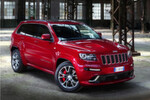 Sportlich agressiv: So zeigt sich schon die Front des neuen Jeep Grand Cherokee SRT. LED-Tagfahrleuchten, ein neu gestalteter Frontspoiler mit integrierten Luftkanälen und die neue Fronthaube mit zwei mächtigen, schwarz abgesetzten Motorraum-Entlüftungskanälen sorgen für ein markantes Gesicht.