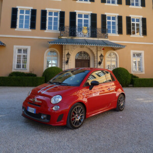 Das limitierte Sondermodell Abarth 695 Tributo Ferrari soll mit seinem 180 PS-starken Turbo-Motor vor allem an die erfolgreiche Rennwagengeschichte von Abarth und die Kooperationen mit Ferrari erinnern.