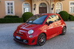 Sportlichkeit wohin man schaut: Ob Auspuffanlage, Fahrwerktieferlegung, Hochleistungsbremsen oder Leichtmetallfelgen. Der Abarth 695 Tributo ist auf Fahrmaschine getrimmt.