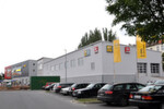 Im Vordergrund der komplett neu hochgezogene Servicebereich.