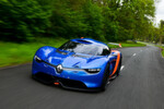 Gibt es bald einen neuen Renault Alpine? Das britische Magazin „Autocar“ berichtet, dass die Neuauflage vom englishcen Hersteller Lotus gebaut werden könnte. Demnach solle sich der französische Sportler die Basis mit dem Infinity Emerg-e teilen. Der Prototyp des Renault Alpine – der A110-50 – ist eine Hommage zum 50. Geburtstag des Ur-Alpine A110. Ein ähnliches Modell präsentierte Renault bereits auf dem Pariser Automobilsalon im Jahr 2010 – damals als Conceptcar „Dezir“, einem Elektroauto. Um in die Alpine-Fußstapfen zu treten, orientierten sich die Designer in Details am Ur-Alpine.