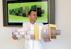 Jürgen R. Schmid mit dem von Design Tech entworfenen Ypsator von Bürkle, einem Mehretagenlaminator zur Solarzellenherstellung. Jürgen R. Schmid mit dem von Design Tech entworfenen Ypsator von Bürkle, einem Mehretagenlaminator zur Solarzellenherstellung.