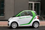 In die Entwicklung des Smart flossen Kundenerfahrungen und -wünsche ein. Zum Beispiel eine höhere Endgeschwindigkeit und eine bessere Beschleunigung bei über 60 km/h. Der Elektromotor leistet im dauerbetrieb 35 kW/48 PS, die Spitzenlast beträgt 55 kW/75 PS. Die Spitzengeschwindigkeit ist bei 125 km/h erreicht. Der Spurt aus dem Stand bis 100 km/h dauert in der dritten Generation 4,8 Sekunden – zuvor waren es noch 6,5 Sekunden.